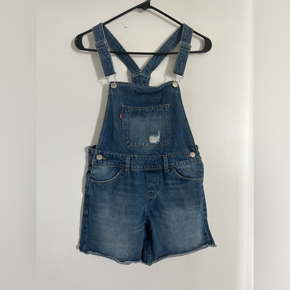 https://poshmark.ca/listing/Vintage-Levis-Overalls-64513caba0aeb785e0d64b75
